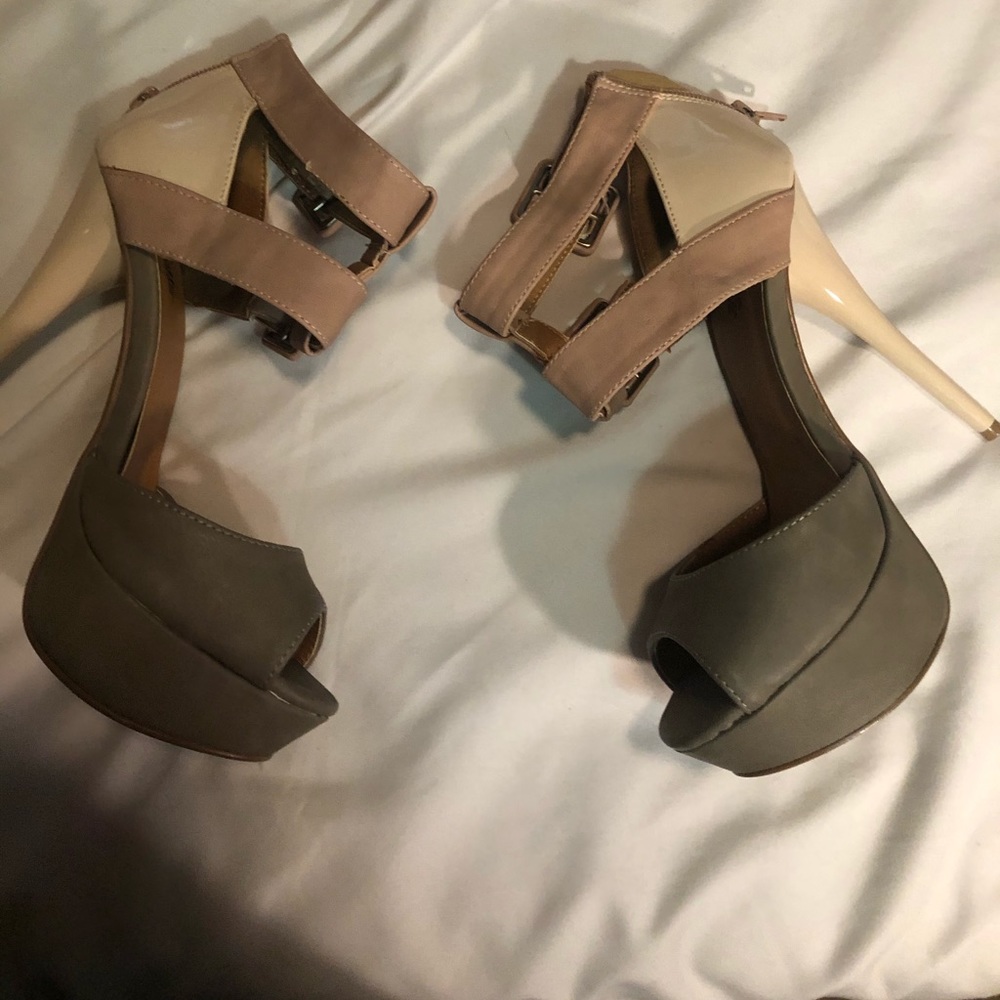 CHARLOTTES RUSSE MULTI COLOR HEEL